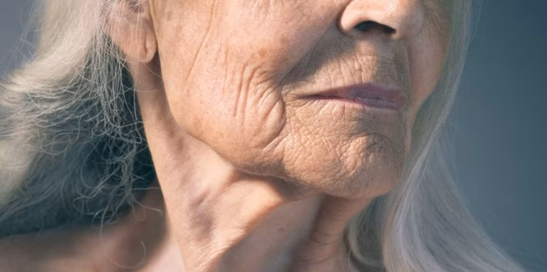 Maquilleurs et femmes de plus de 50 ans s&rsquo;accordent : ces anticernes ne marquent pas les rides sur la peau mature