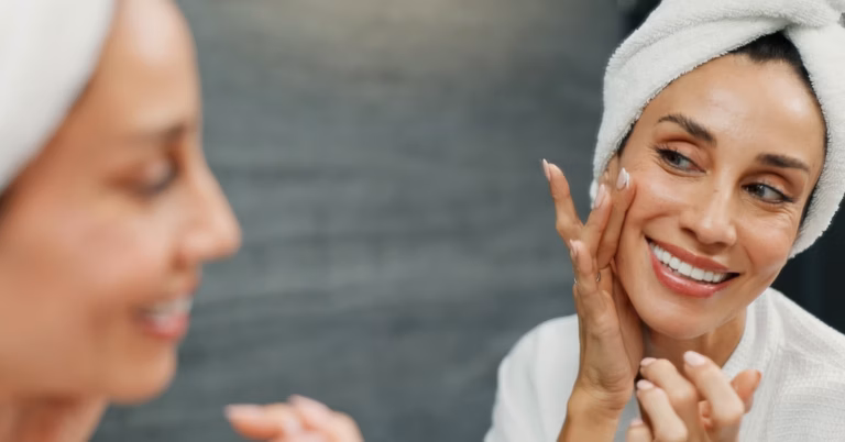 Les 11 Meilleurs Brumisateurs Fixateurs Abordables, Recommandés par un Dermatologue